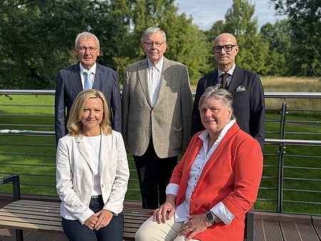 Das ehrenamtliche Präsidium des DRK-Kreisverbands Uelzen e.V.: Hintere Reihe von links: Harald Benecke (Vizepräsident), Konrad Lampe (Präsident), Maik Kröger (Justiziar) Vorne: Natalie Bott (Schatzmeisterin), Dr. Kerstin Koch-Nierath