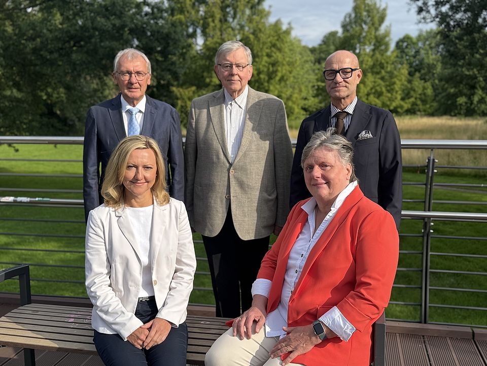 Das ehrenamtliche Präsidium des DRK-Kreisverbands Uelzen e.V.: Hintere Reihe von links: Harald Benecke (Vizepräsident), Konrad Lampe (Präsident), Maik Kröger (Justiziar) Vorne: Natalie Bott (Schatzmeisterin), Dr. Kerstin Koch-Nierath