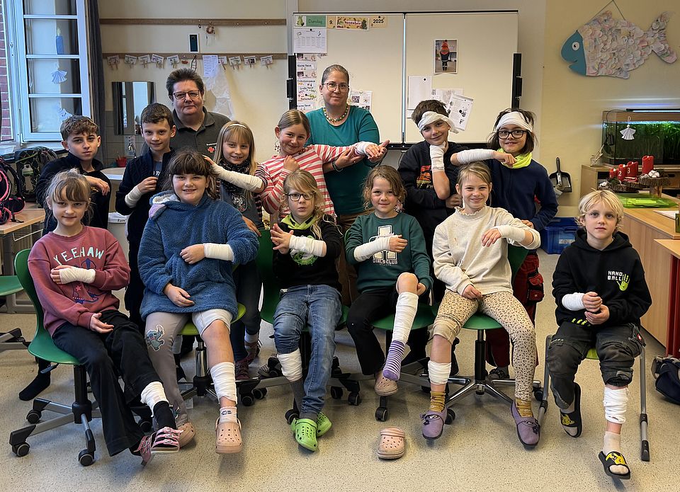 Die Kinder der 3b der Grundschule Wrestedt mit Klassenlehrerin Tanja Kaluza wurden von der Breiteausbilderin Petra Meyer vom DRK Uelzen praxisnah und altersgerecht im Bereich Erste-Hilfe und im Verhalten im Katastrophenfall geschult.